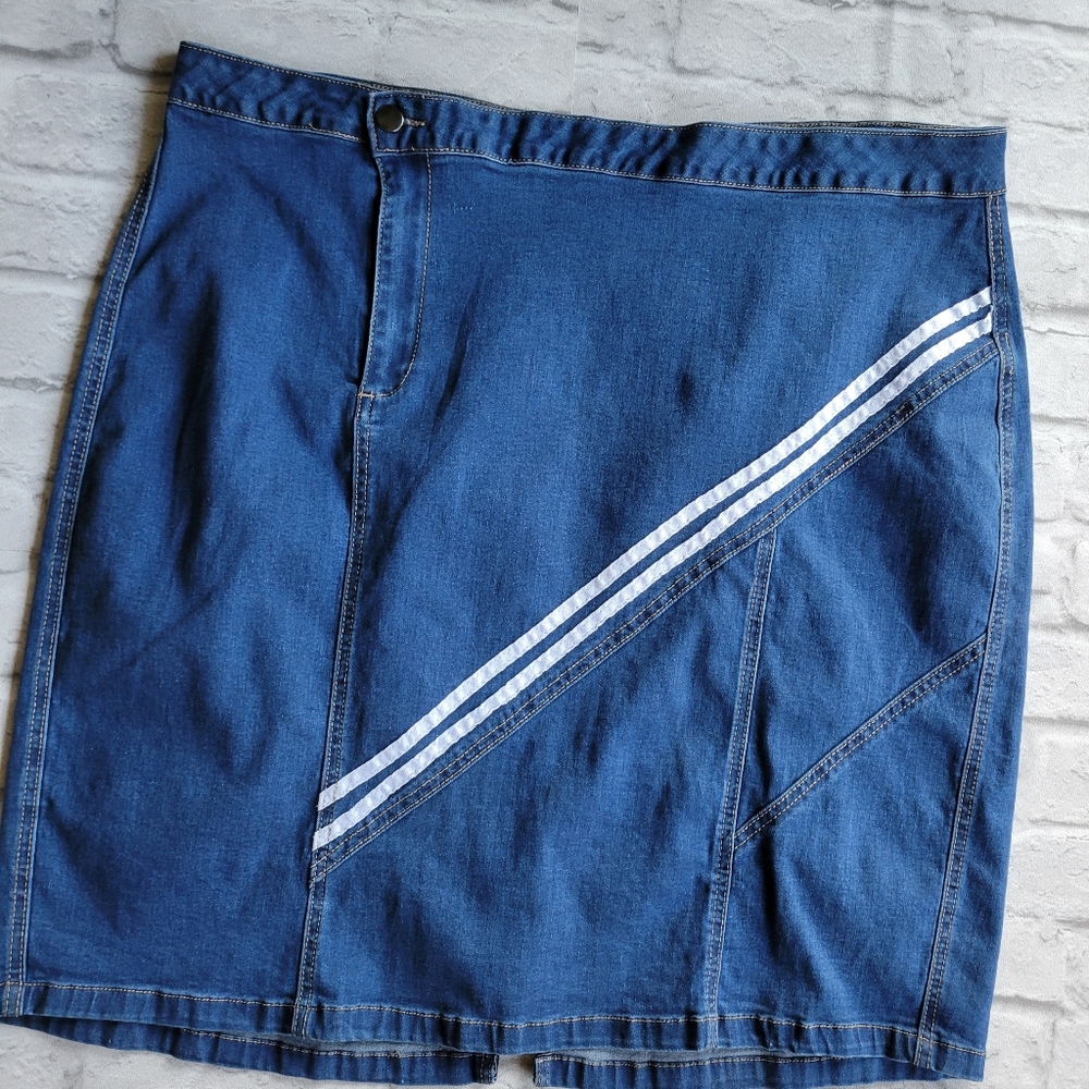 Ashley Stewart denim stretch skirt with with racing stripe size 24